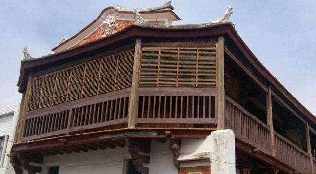 二楼还用木造回廊做出八角形,屋顶则采用歇山式,整栋建筑保留古老的