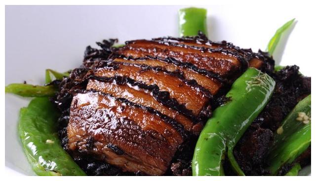 酥烂软滑的擂辣椒扣肉,辣椒清香,不油不腻