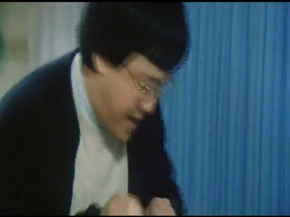 美女失恋伤心痛哭,有个男生安慰说爱她她就立