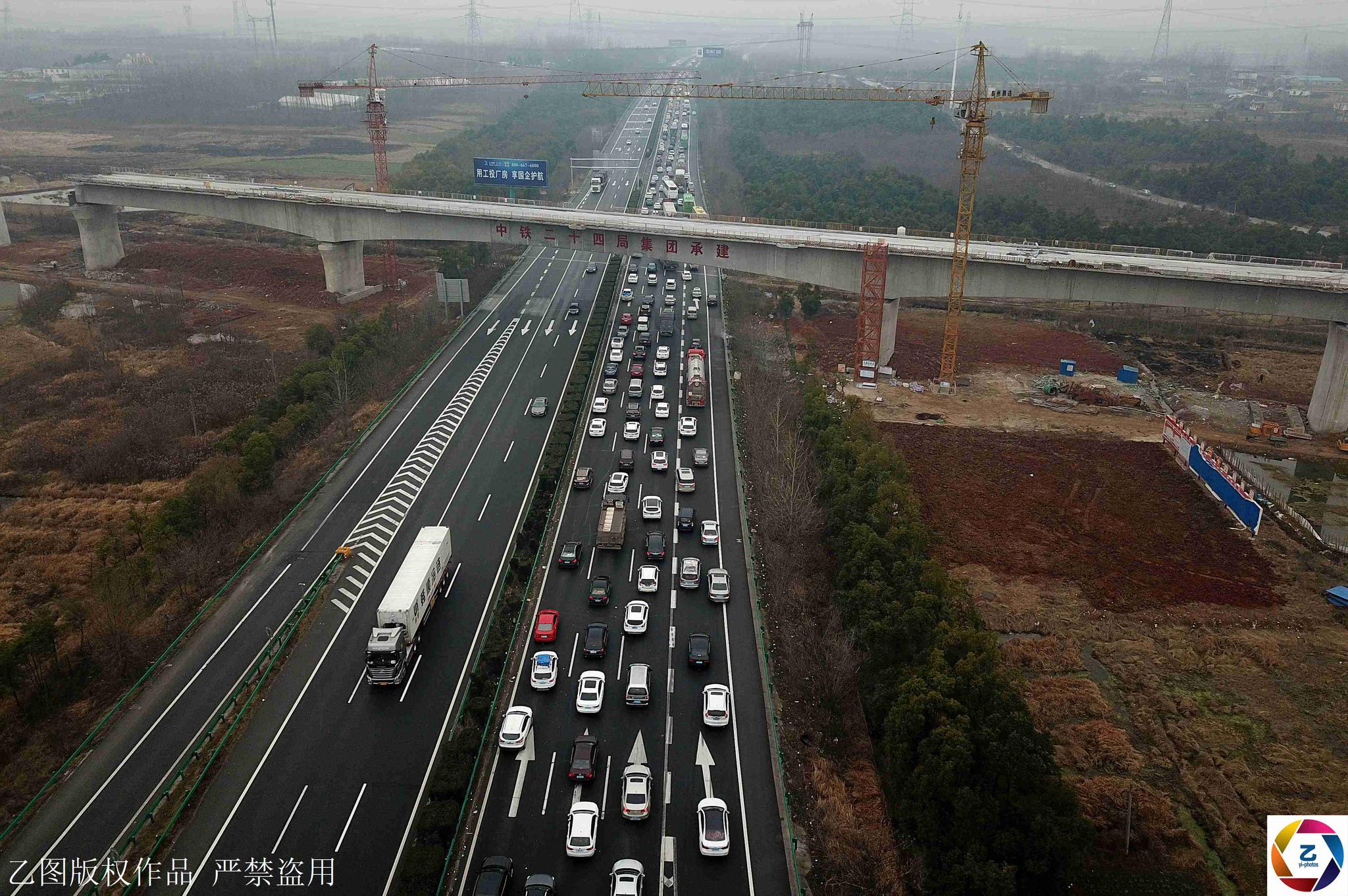 航拍春运高速公路 一边是停车场一边如广场 五百公里花15小时