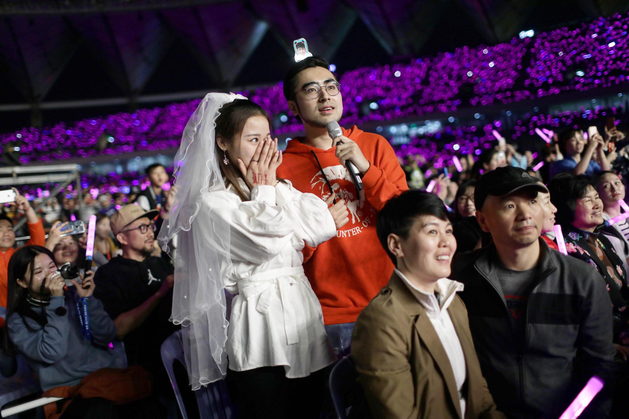 粉丝小情侣在张杰演唱会现场"结婚"!网友:追星最浪漫的模样