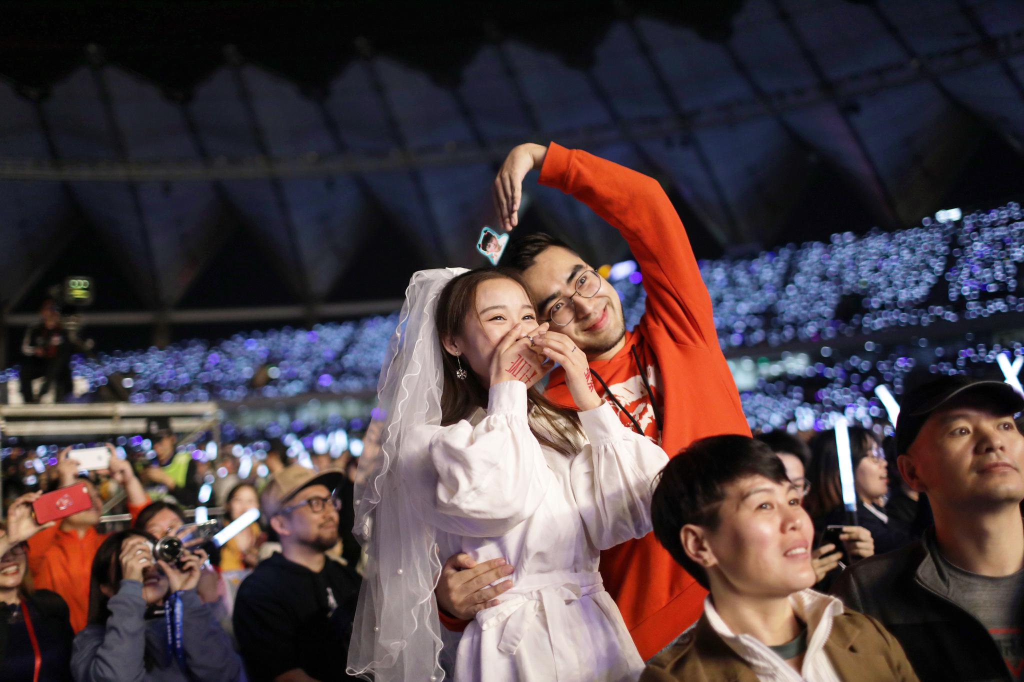 粉丝小情侣在张杰演唱会现场"结婚"!网友:追星最浪漫的模样