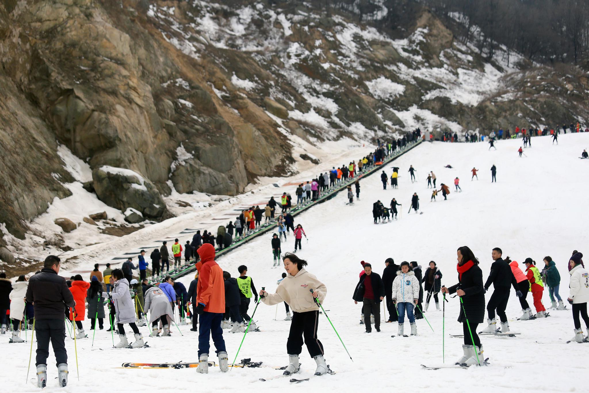 目前,天龙池滑雪世界已经率先开始造雪.