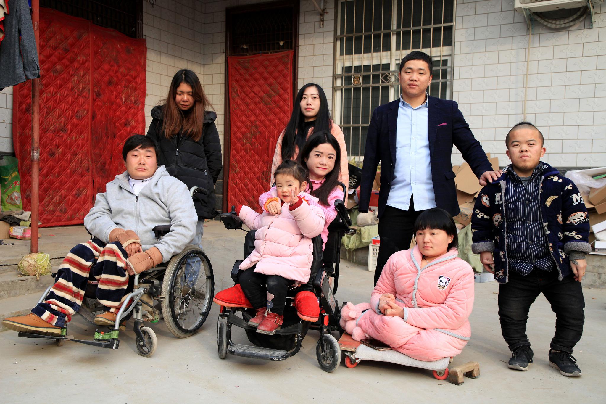 残疾女曾蹲着走全国卖唱,为爱生子险丢命,如今用歌传温暖