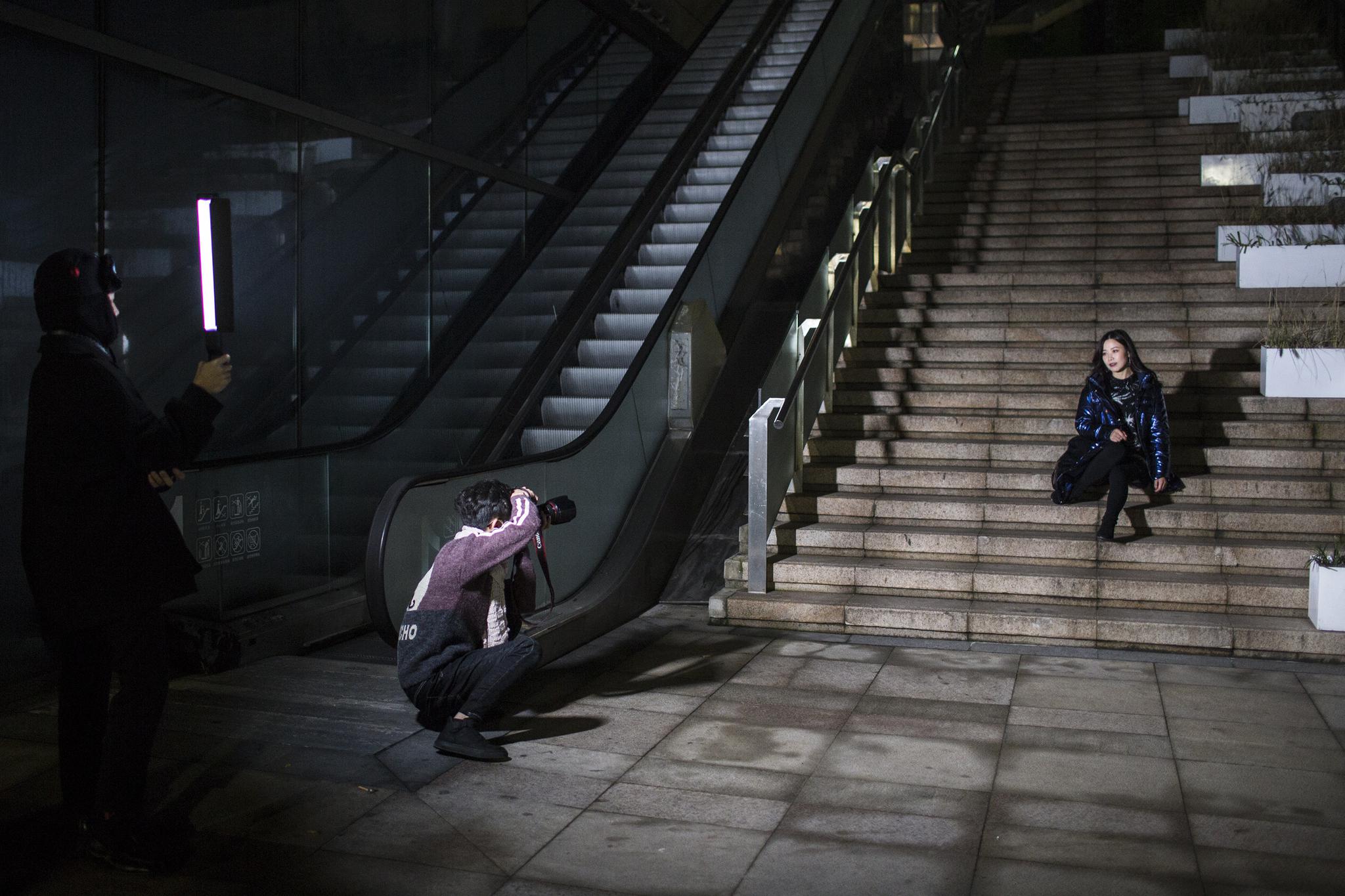 实拍杭州凌晨工作者:英语硕士淘女郎4小时拍衣30套 最牵挂孩子