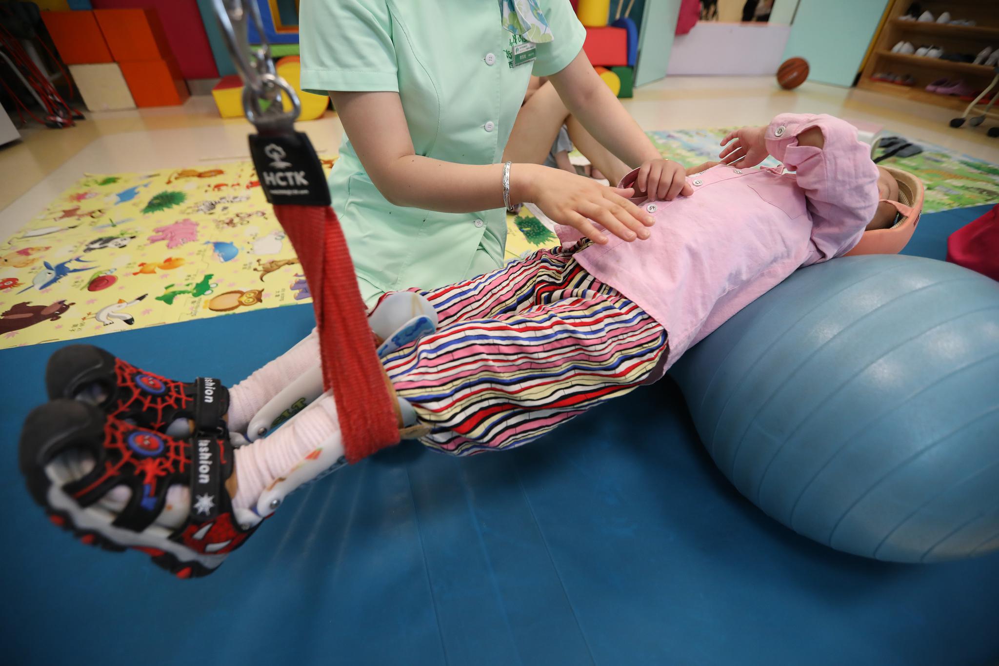 4岁脑瘫女童3年扎针6000多次,母亲出走,父亲想卖肾救她