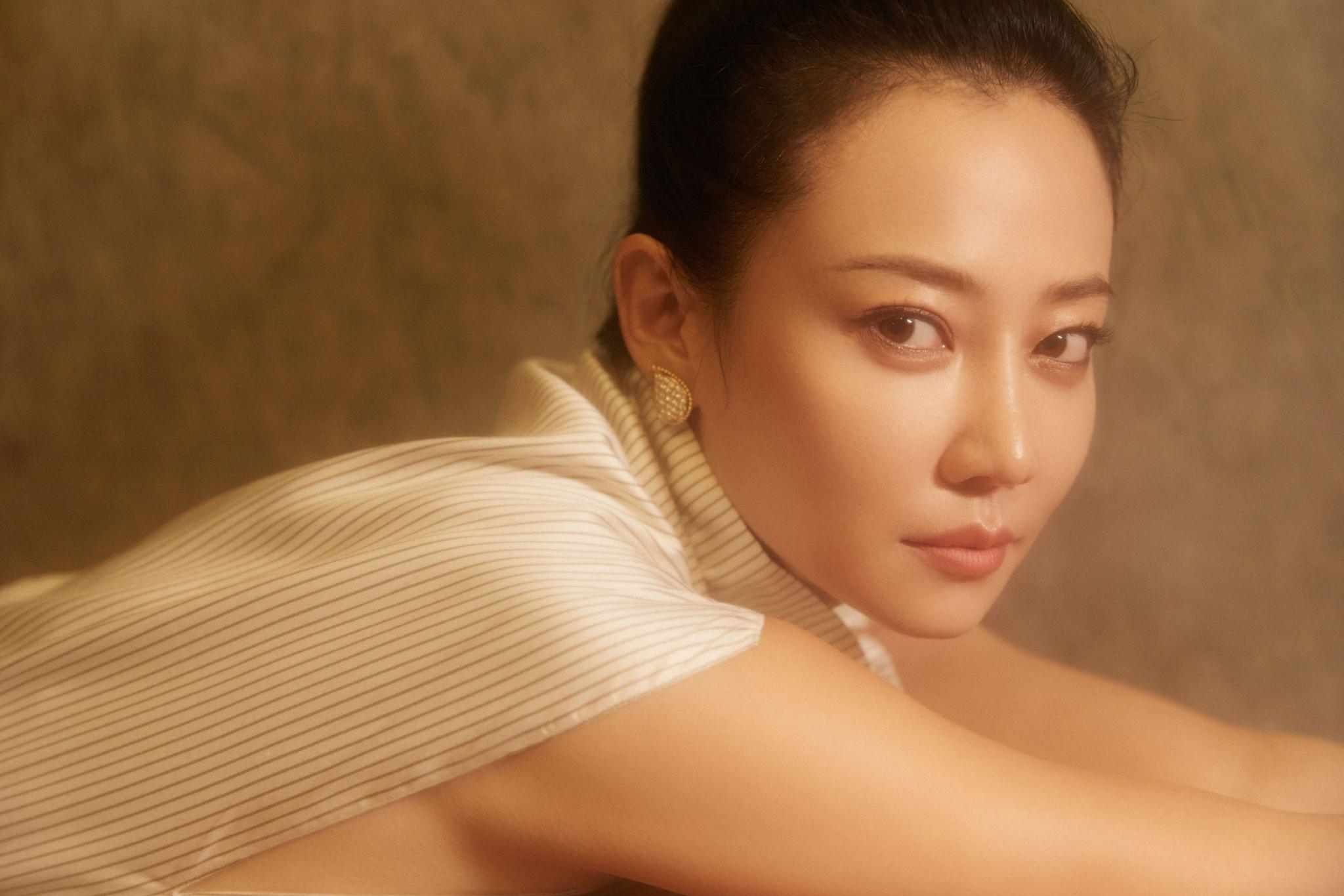 谭卓主演《烈火英雄》昨日首映 搭档黄晓明演绎最美逆行