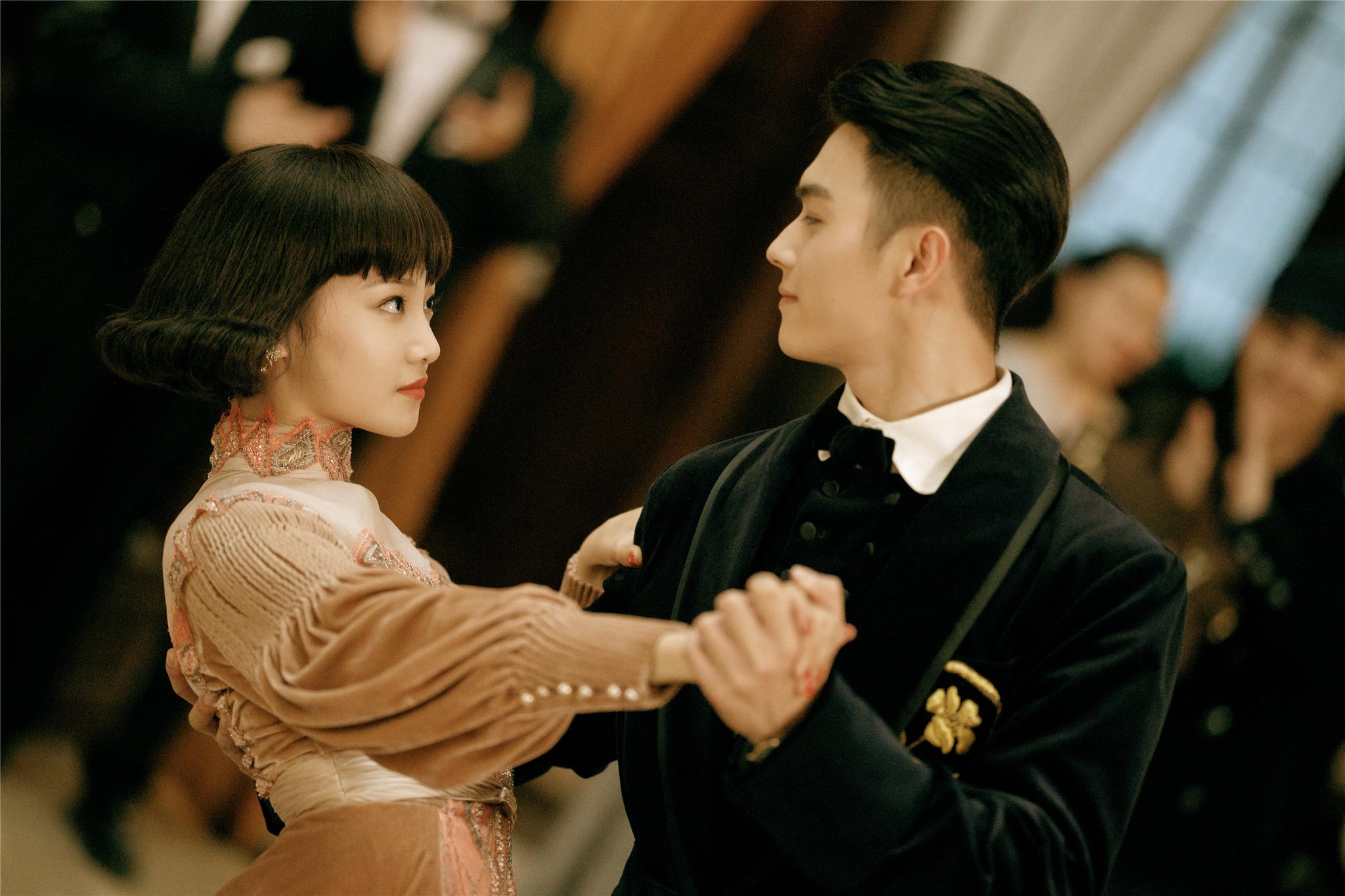 吴佳怡新剧开播 与许凯互怼引爆笑点