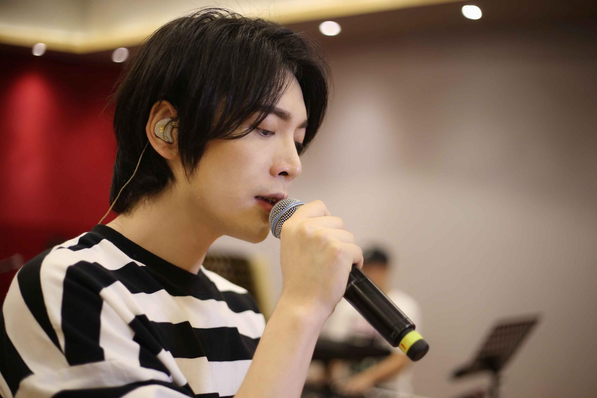 简弘亦北京演唱会上演在即彩排至深夜