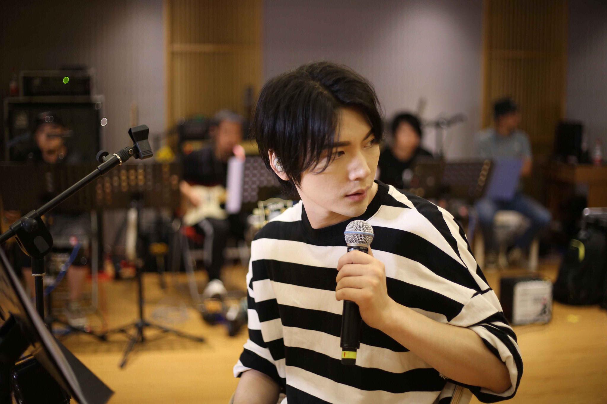 简弘亦北京演唱会上演在即彩排至深夜