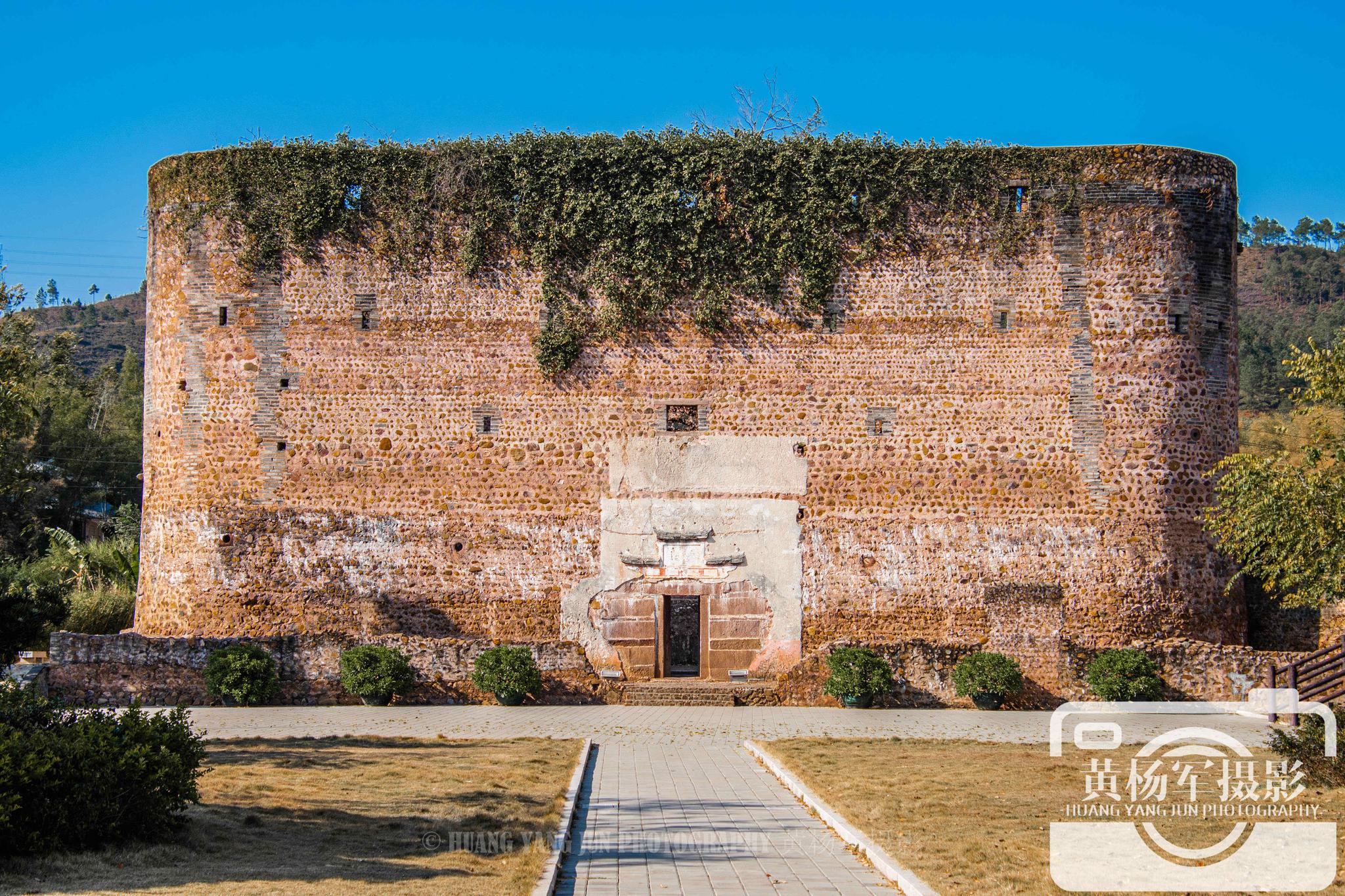 始兴县红围,广东省委机关旧址爱国教育基地,蓝天下的围楼很美丽_高清