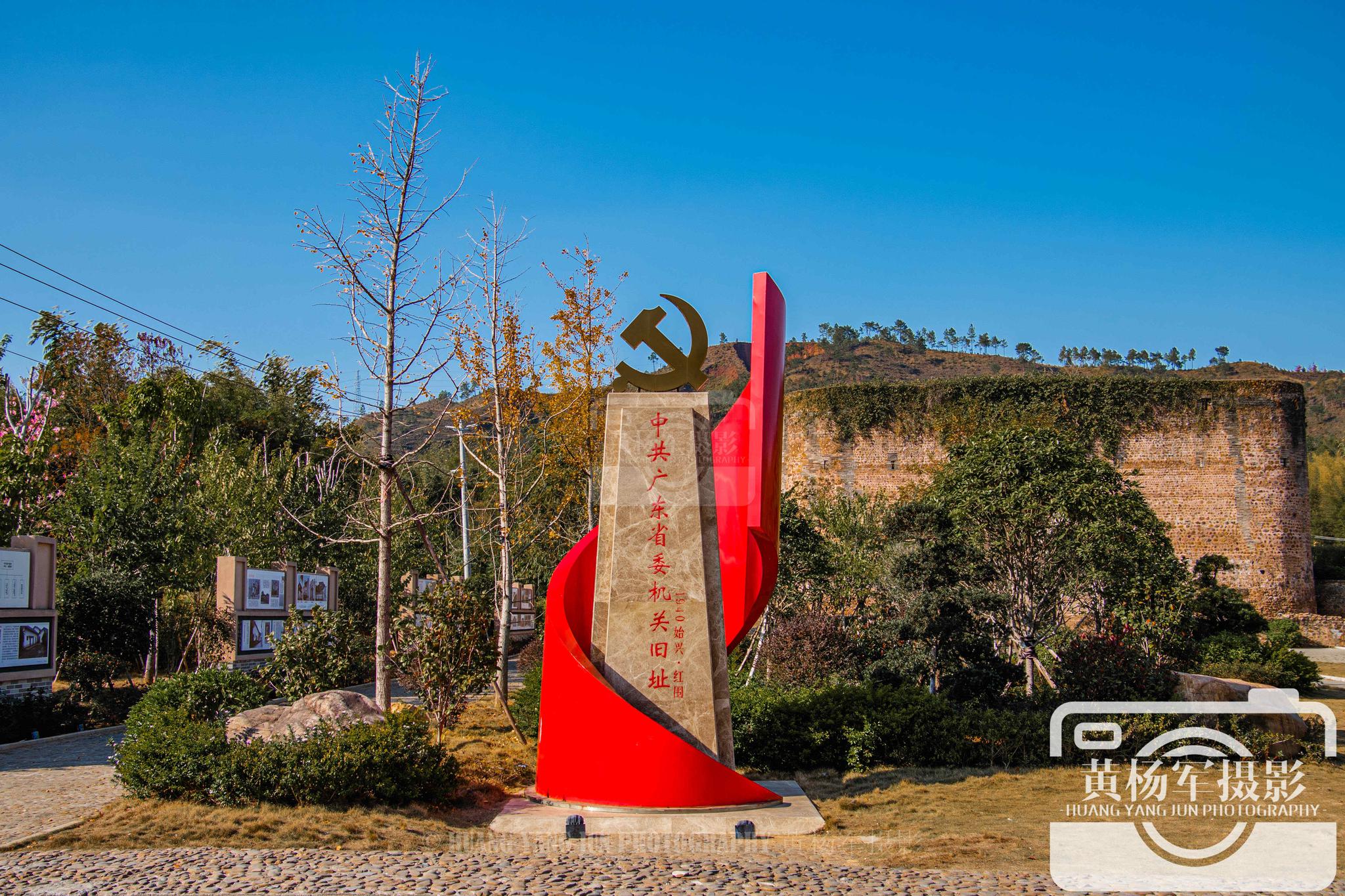 始兴县红围,广东省委机关旧址爱国教育基地,蓝天下的围楼很美丽_高清