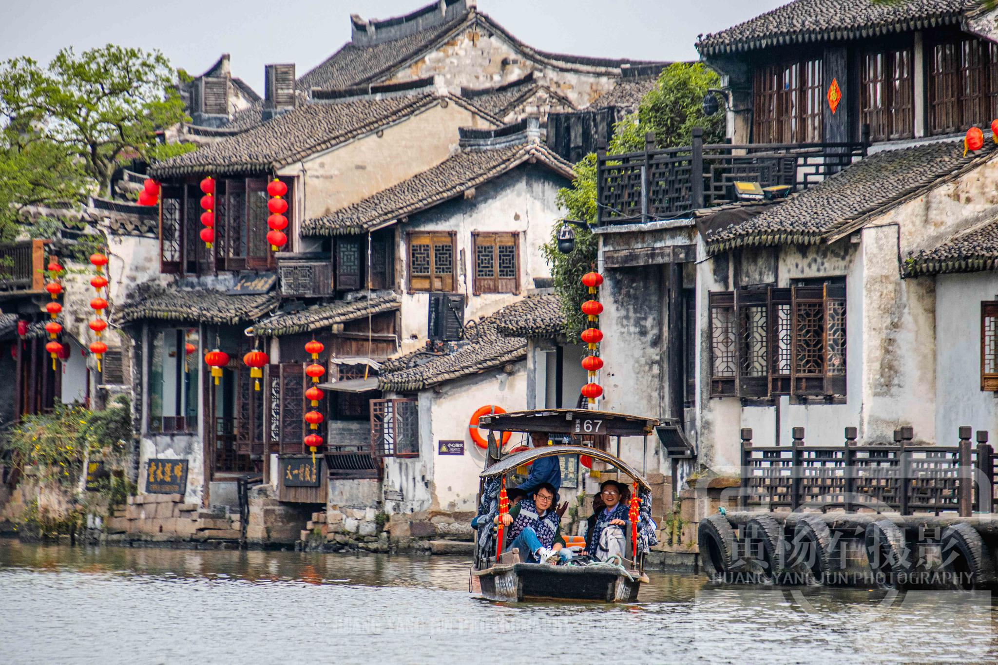 浙江嘉善县西塘古镇的水乡风光,摇橹船在河道里穿梭再现繁忙景象