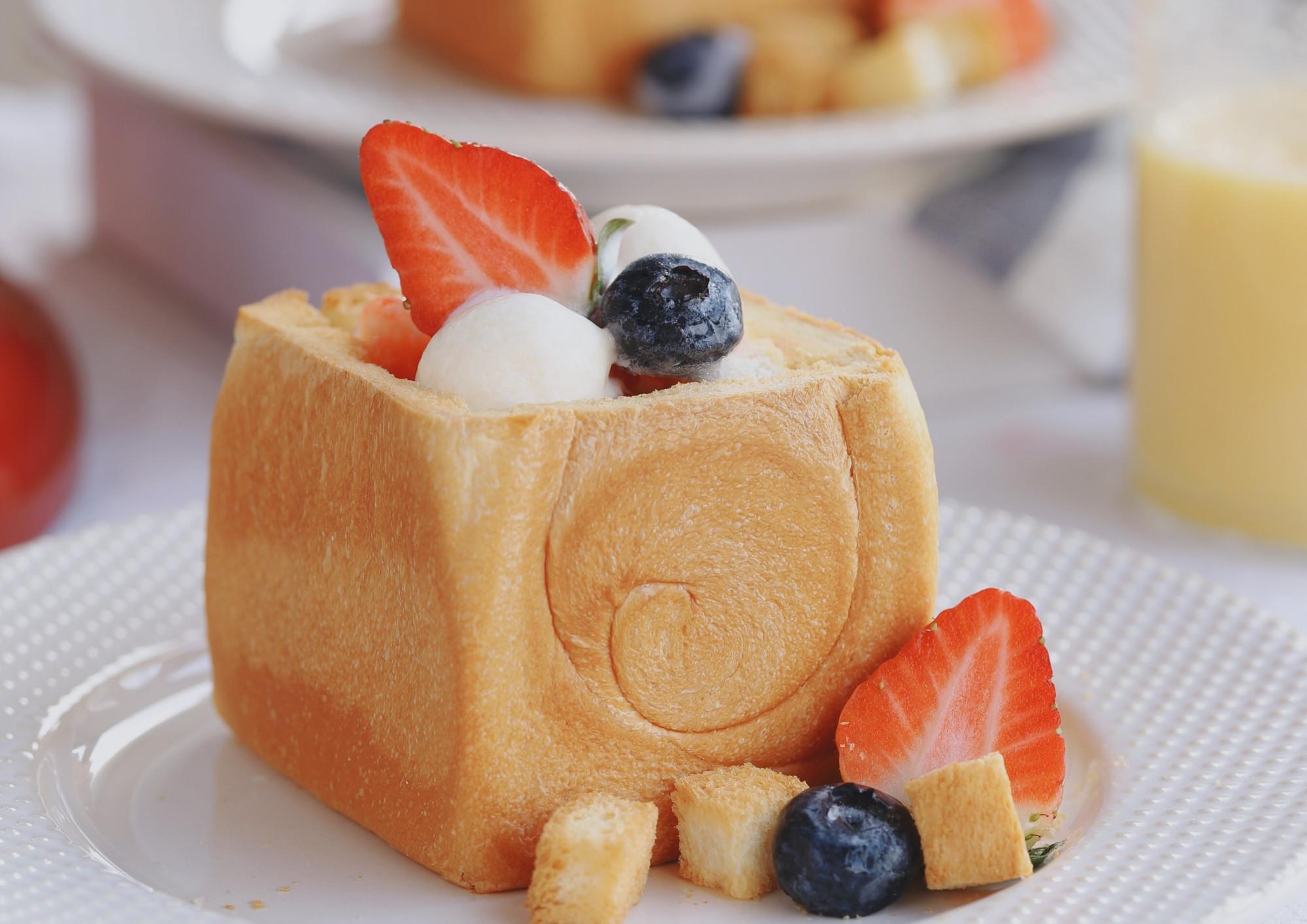 这款面包有草莓冰淇淋面包丁绝对是面包里面最受欢迎的一款