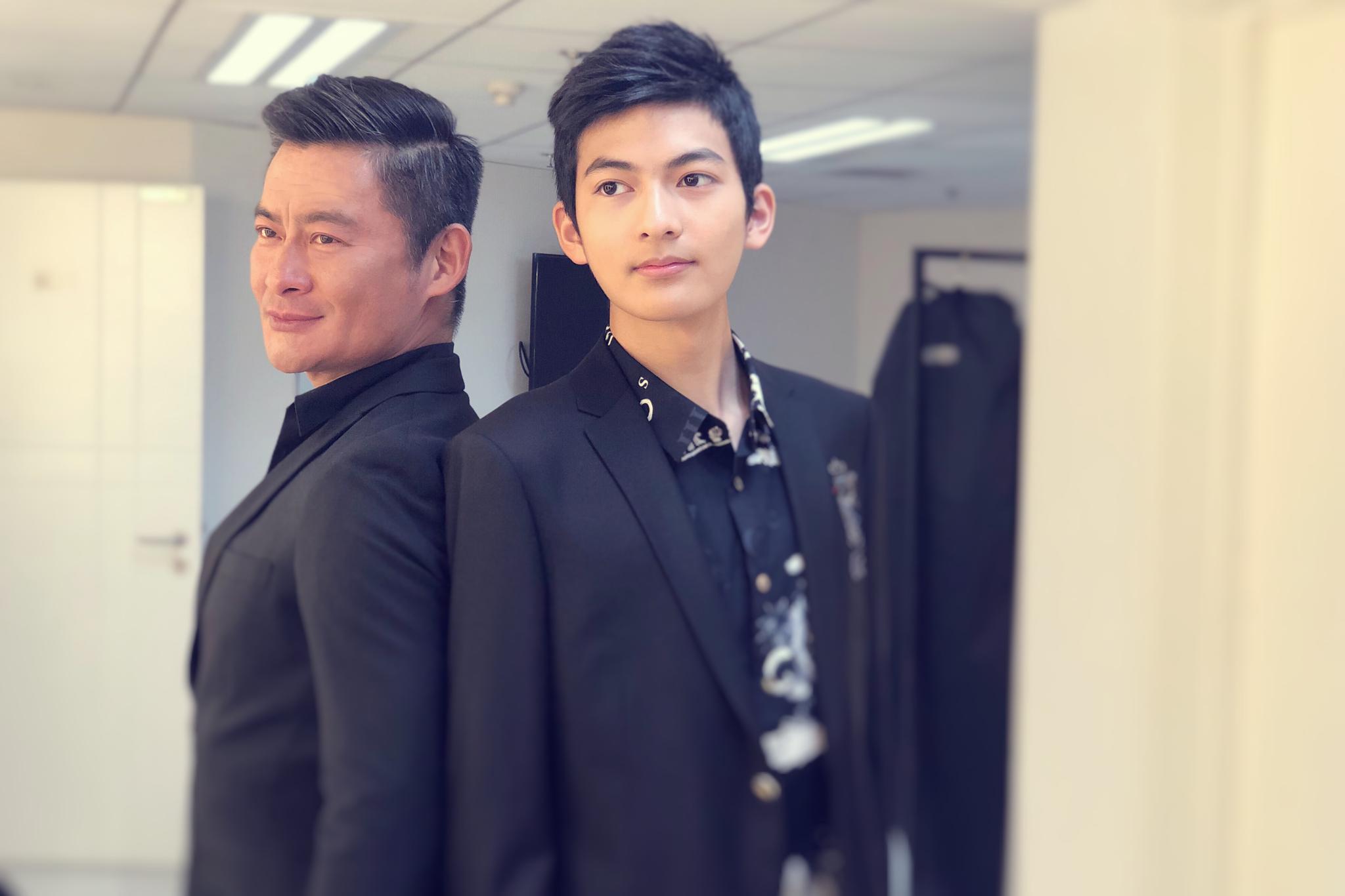 景岗山17岁儿子曝光 父子首次同台献唱