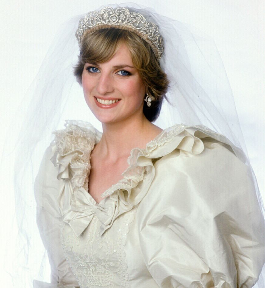 戴安娜王妃,凯特和梅根马克儿的婚纱图像,你觉得谁最美