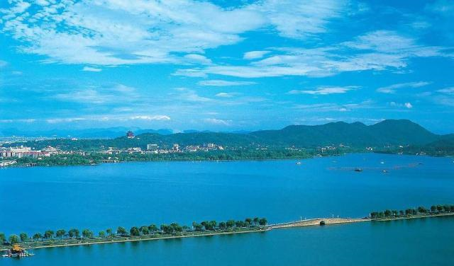 西湖两堤:苏堤是苏轼修的,白堤和白居易没关系?