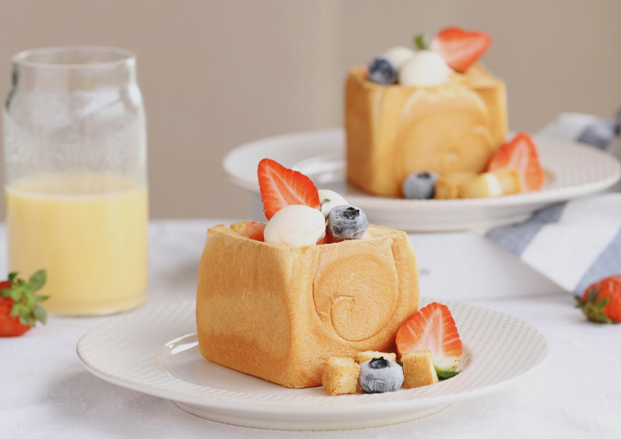 这款面包有草莓冰淇淋面包丁绝对是面包里面最受欢迎的一款