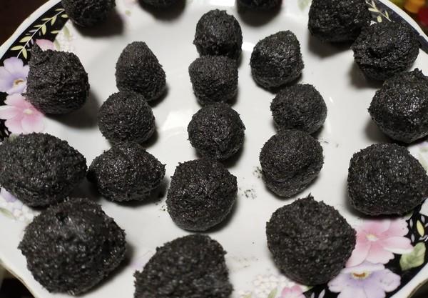 5.然后搓成8-10克左右的芝麻馅团4.加入熟猪油3.打碎成芝麻糖粉2.