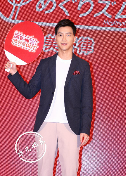 江宏杰休闲西服出席某活动阳光帅气不输小鲜肉