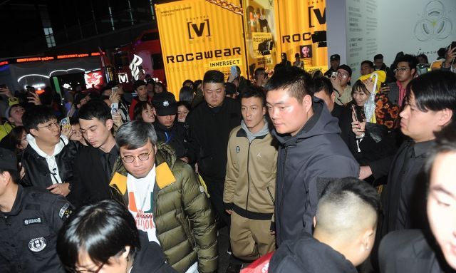 陈冠希穿"兵马俑运动鞋"显潮范 获保镖排成人墙离场排场足