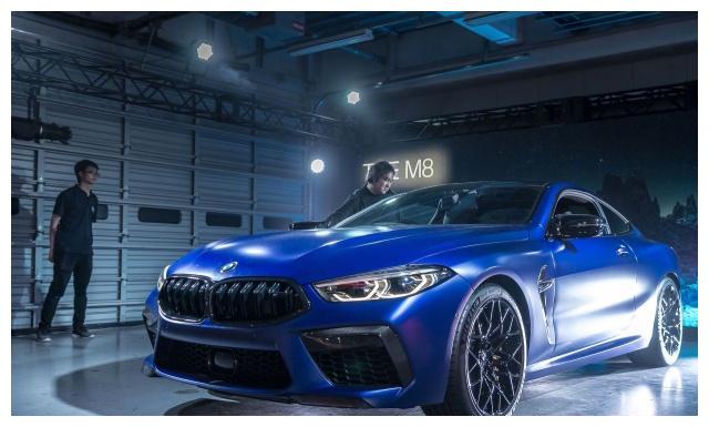 全新宝马m8,蓝色的外观黑色的内饰