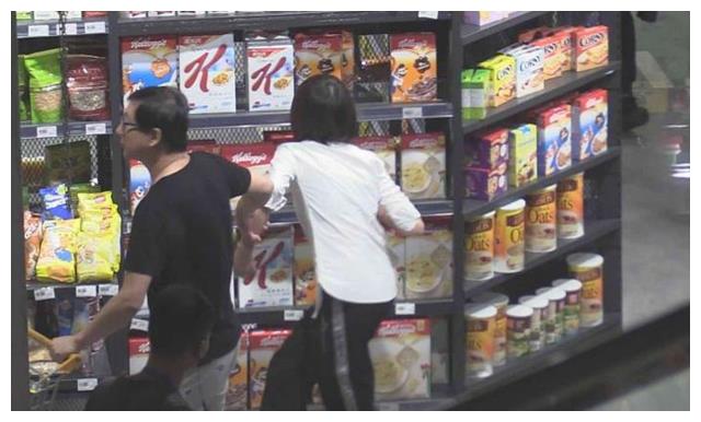 郑爽变购物狂了?网友:爽爸爸,你很无奈吧!