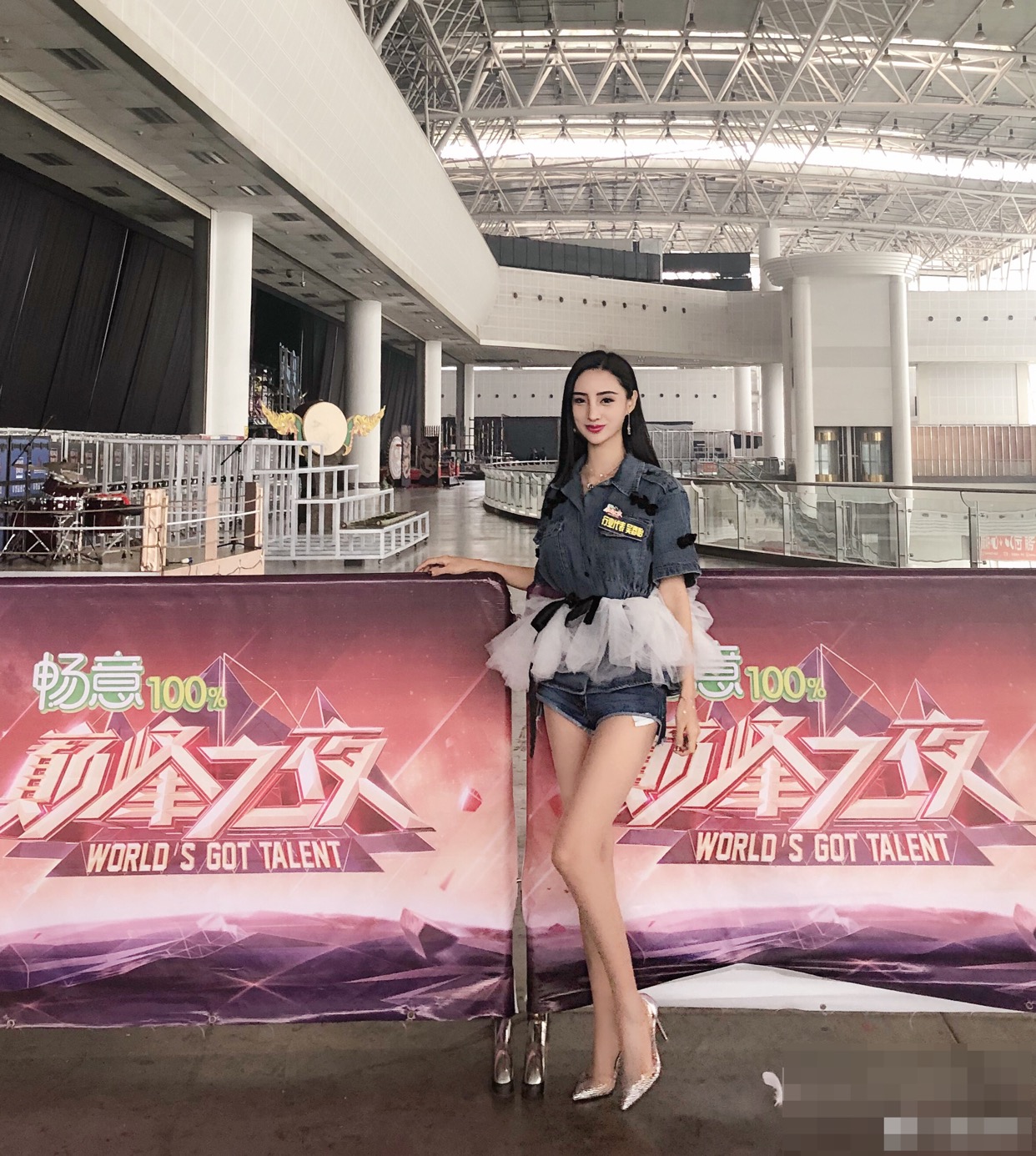 真人版焰灵姬请车模吴春怡出演,高度还原动漫特别是身材也太好了