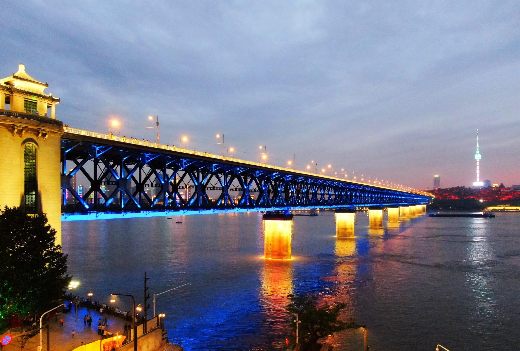 万里长江第一桥夜景流光溢彩