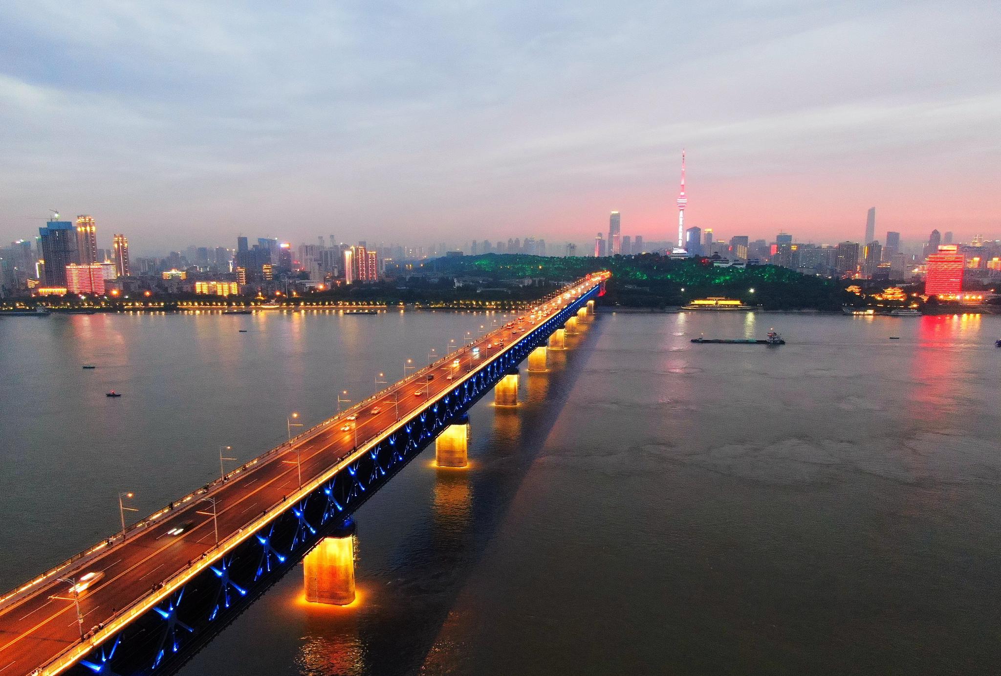 "万里长江第一桥"夜景流光溢彩|百家号|夜景|万里长江_新浪新闻