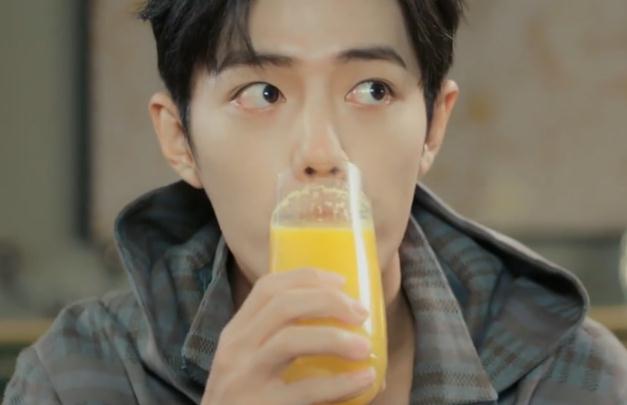 肖战吃薯片手上沾满油,有谁注意他握手的步骤?感觉自己白上学了