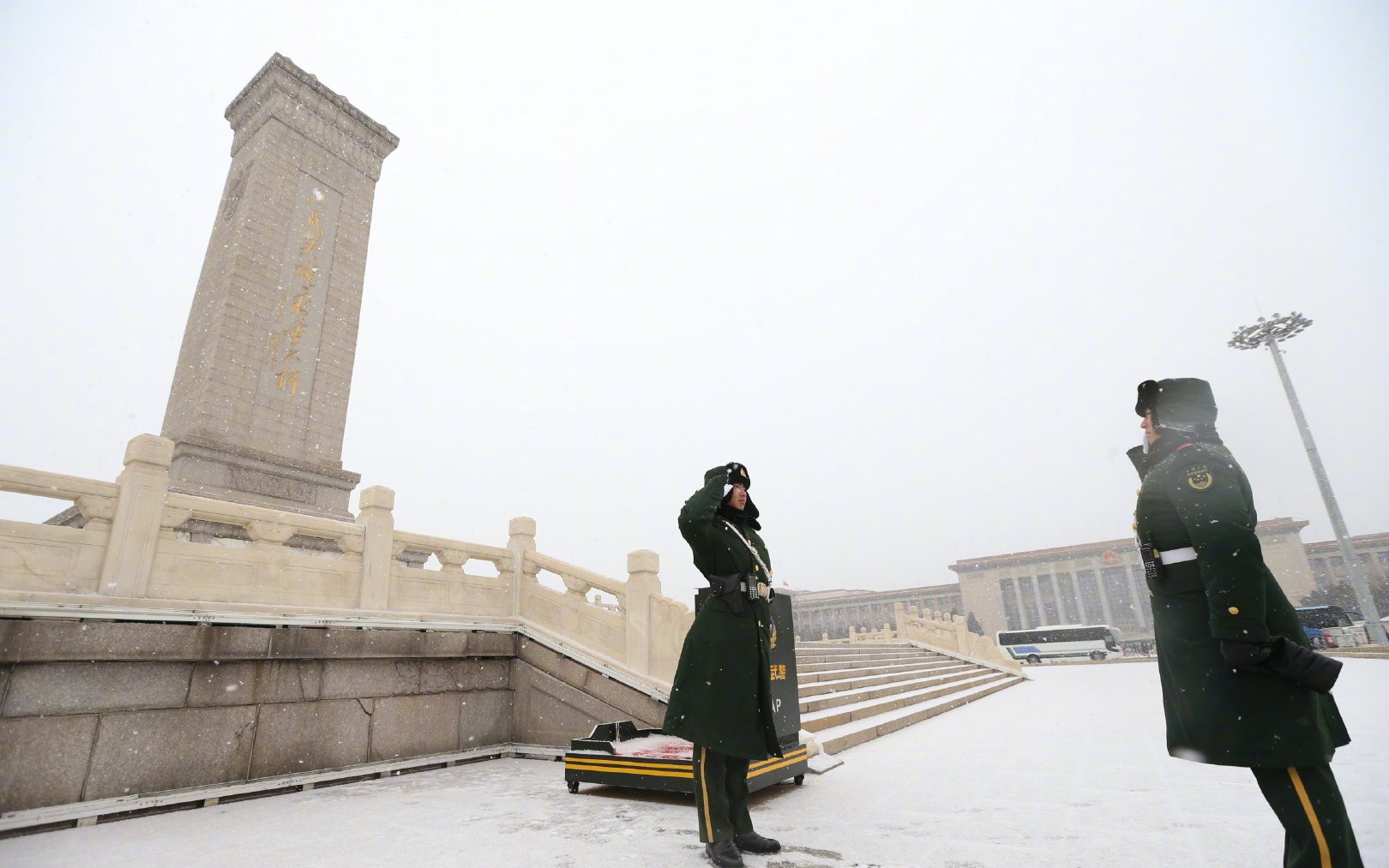 武警战士在大雪中执勤的动容场景!