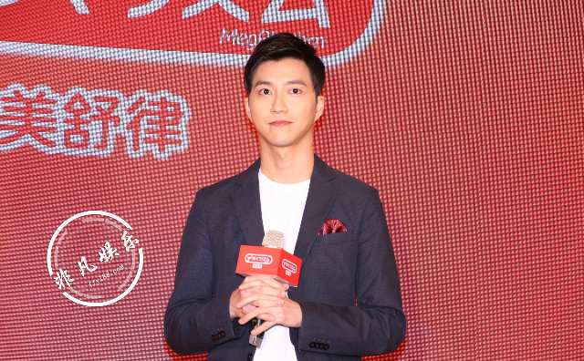 江宏杰休闲西服出席某活动阳光帅气不输小鲜肉