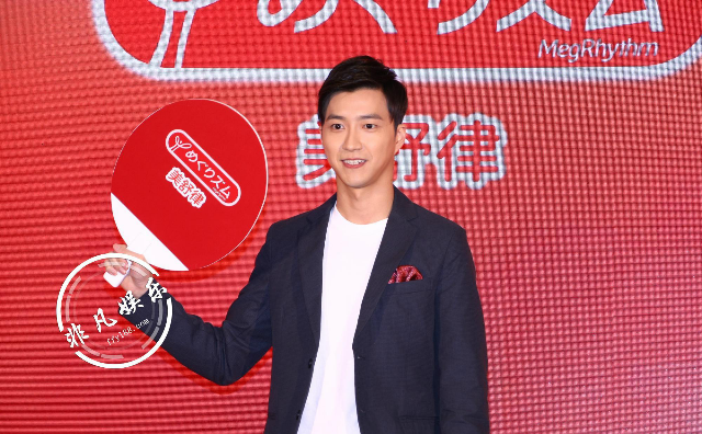 江宏杰休闲西服出席某活动阳光帅气不输小鲜肉