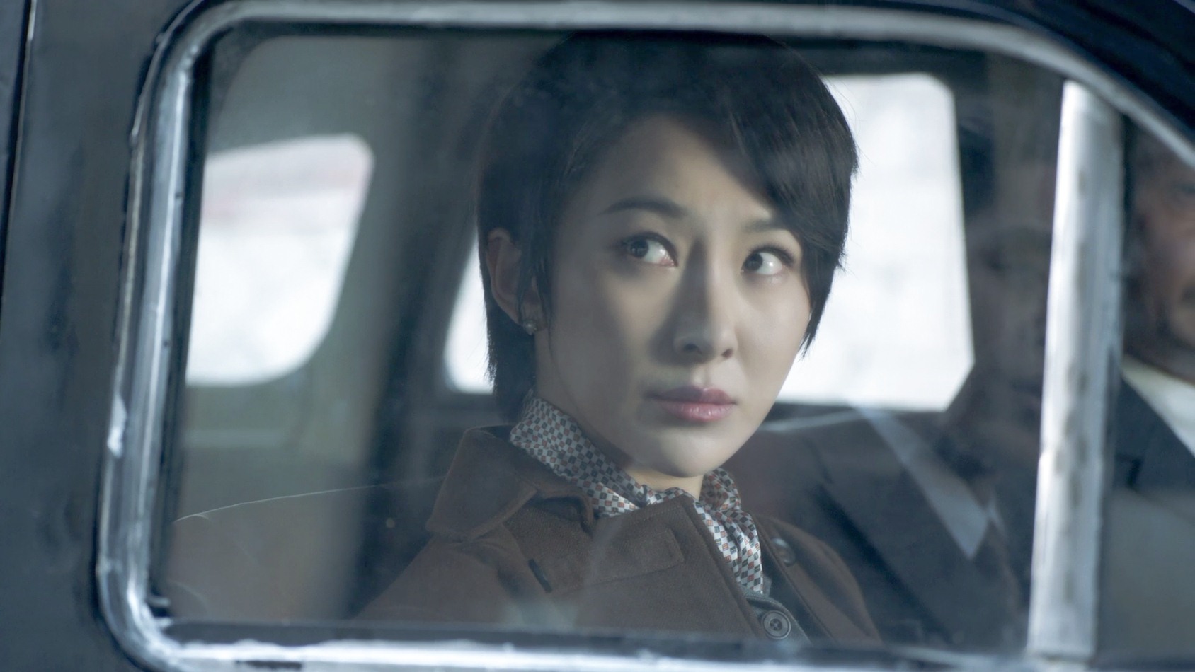 霸气千田放水陈山 吉丽身着旗袍展现多面魅力