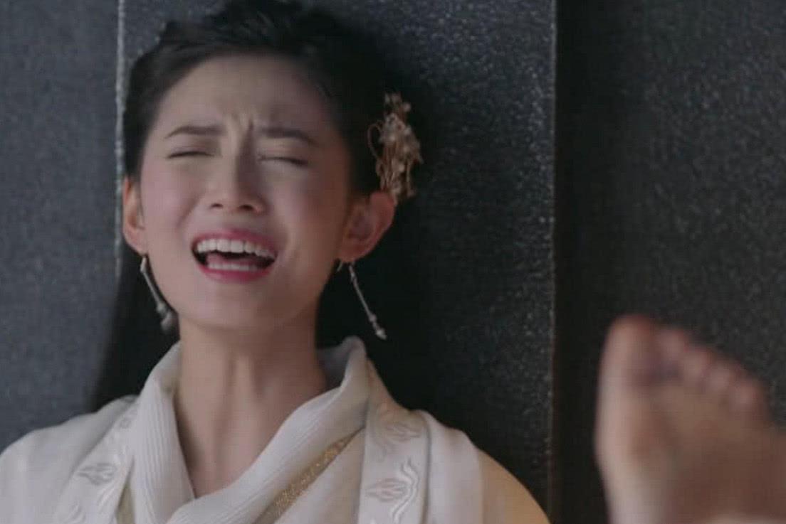 新倚天》张无忌撩足赵敏,当看到陈钰琪脚上那颗痣后,弹幕炸锅|新倚天