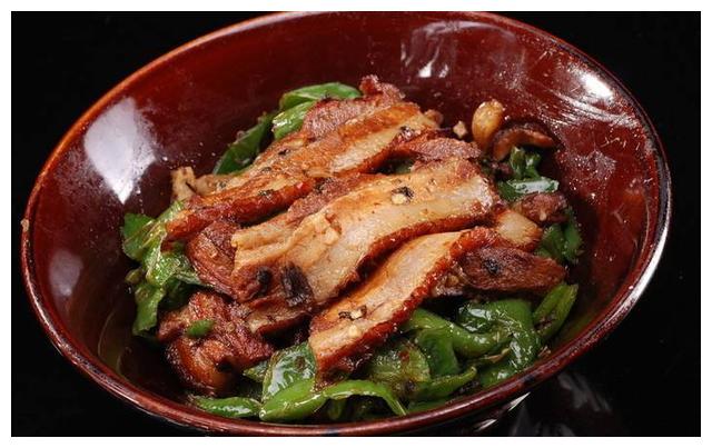 酥烂软滑的擂辣椒扣肉,辣椒清香,不油不腻