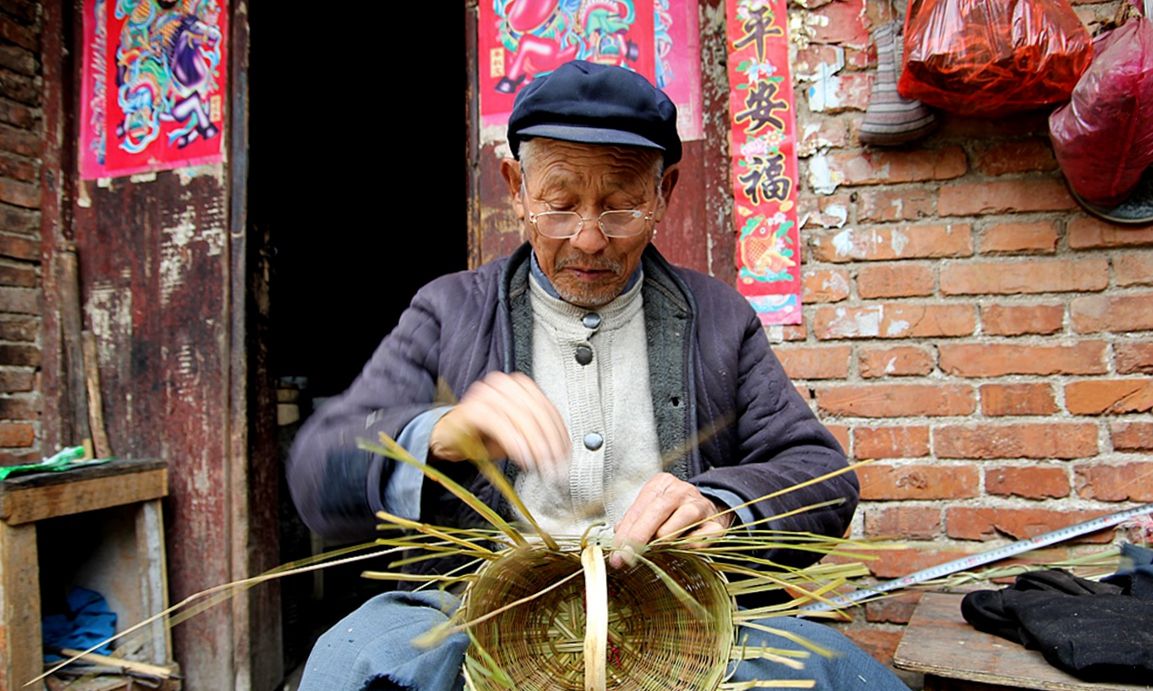 即将消失的行当:老人手工编织老物件,竟是外孙过生日必送礼物