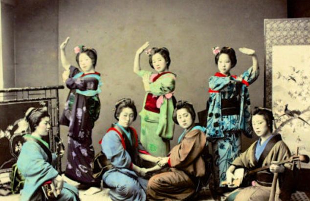 日本老照片:旧时代日本女性,这个桶原来是日本女人用来做事的|时代|女性|艺伎|和服|浓妆_新浪新闻
