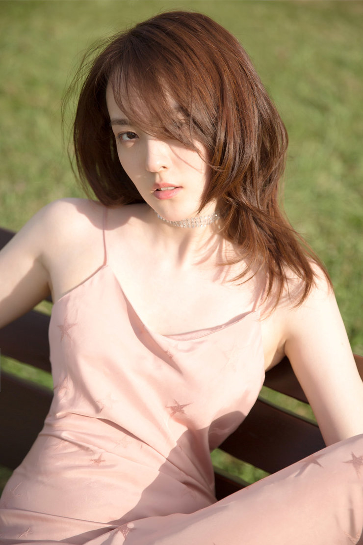 杨之楹写真曝光,阳光下肆意奔跑灵动少女感十足