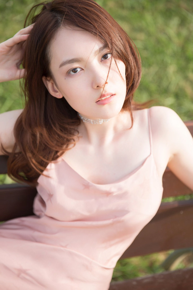 杨之楹写真曝光,阳光下肆意奔跑灵动少女感十足