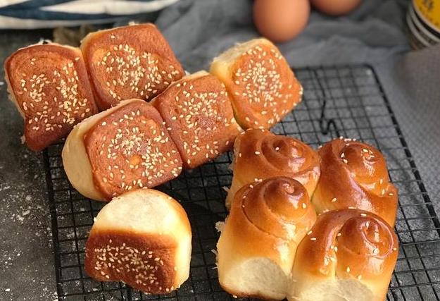 蜂蜜小面包酥脆又香软早餐吃它美味又耐饱小朋友很是喜欢