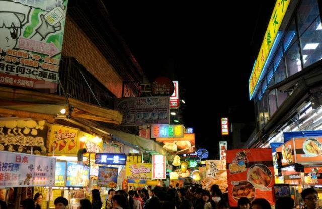 武汉有一条小吃街，堪称“购物者的天堂”，网友：比户部巷还好吃