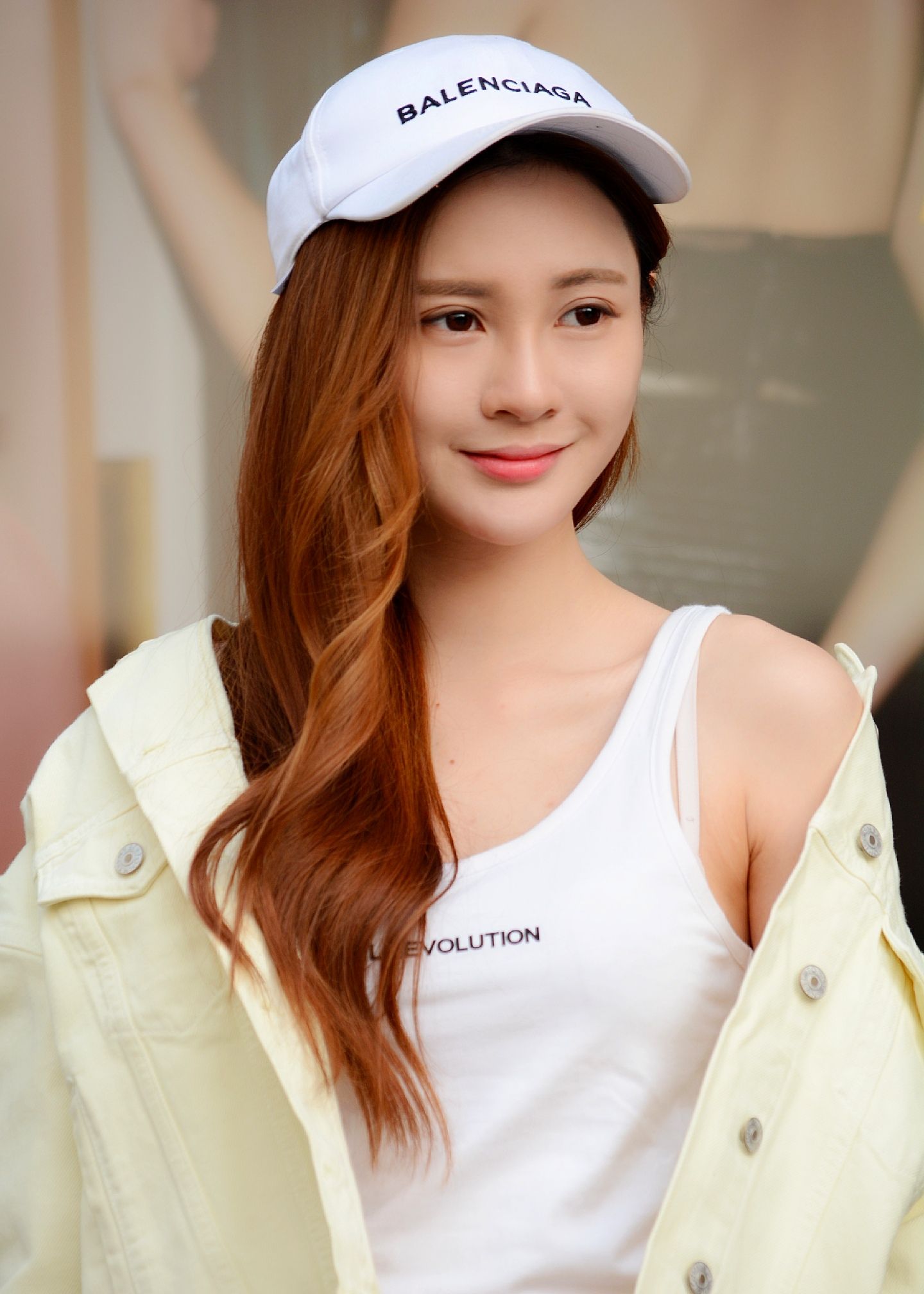 北京街拍偶遇一枚气质漂亮的小姐姐她青春活力又富有朝气