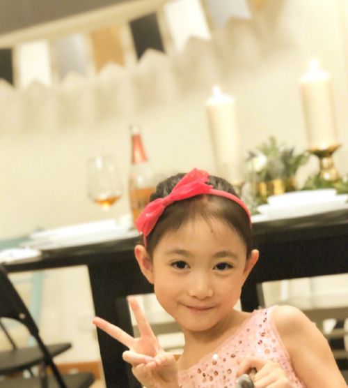 当甜馨遇上奥莉,同是7岁,网友:甜馨彻底逆袭成功!