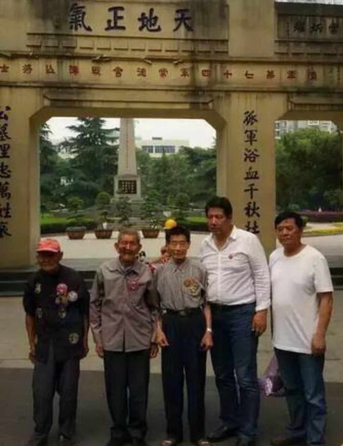 张灵甫和王玉龄的儿子照片:长相像张灵甫,跟父亲一样高