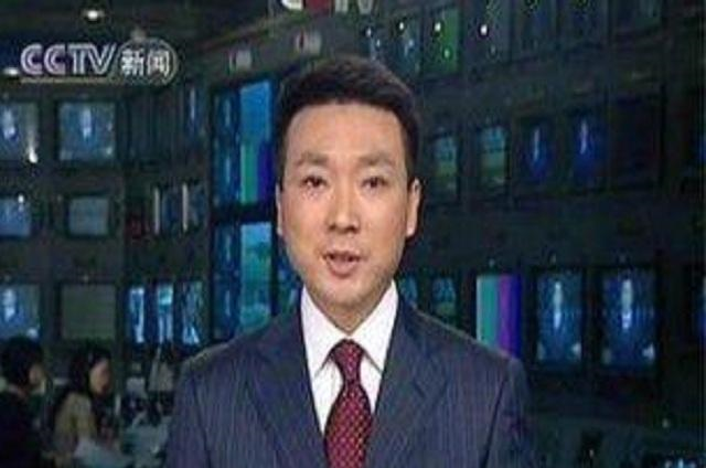 央视新闻联播 为什么新闻主播从不低头念稿, 而是抬头面对镜头|央视|新闻主播|新闻联播_新浪新闻