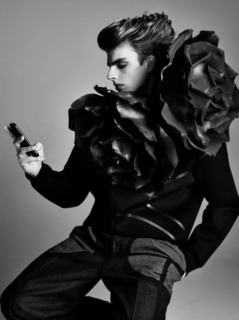 versace宠爱的男模特,惊艳头发是柔和的亚麻色,在夕阳的