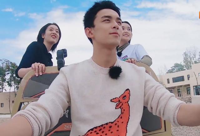 吴磊三轮车带张雪怡,镜头看到张雪迎的表情后,网友:假