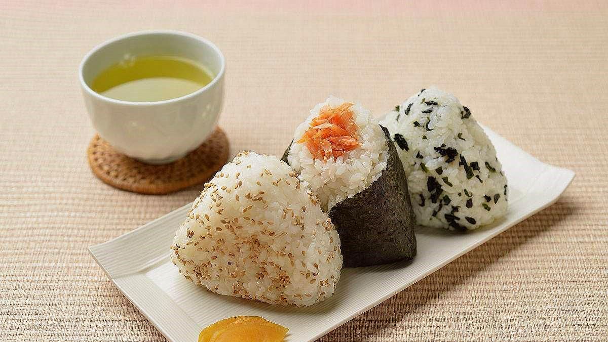 去日本旅游时,看到日本人吃的饭团,才明白原来它并不亚于寿司